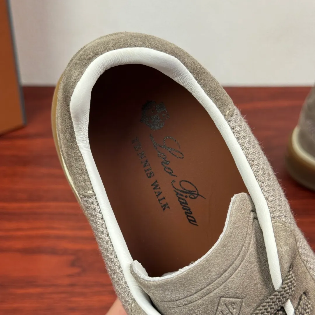 Batch 740 Loro Piana Tennis Walk men's moral training sneakers! These new textured leather tennis shoes feature an ultra-low-top design for year-round wear and are water-resistant. The wrapped sole creates an effortlessly attractive color combination that harmoniously blends functionality with understated style. The ideal footwear option for urban dressing. The heel is decorated with a soft calfskin tongue with Kummel color inserts and an embossed LP logo. Cotton shoelaces. Material: Upper: Gray woven stitching with cowhide accents! Sole: Rubber lining: Cow leather original rubber sole, excellent foot comfort, complete package! Size: 39-40-41-42-43-44 leather shoe size (can be customized to 38.4546) Item number: FAM1316 white gray